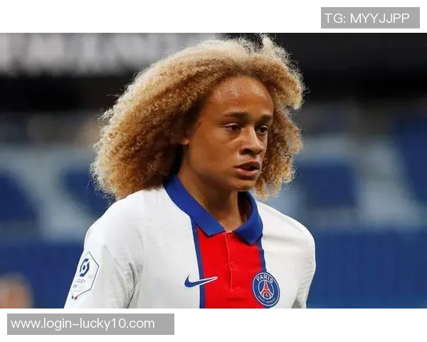 哈维西蒙斯：从青训新星到足坛璀璨明珠的成长之路