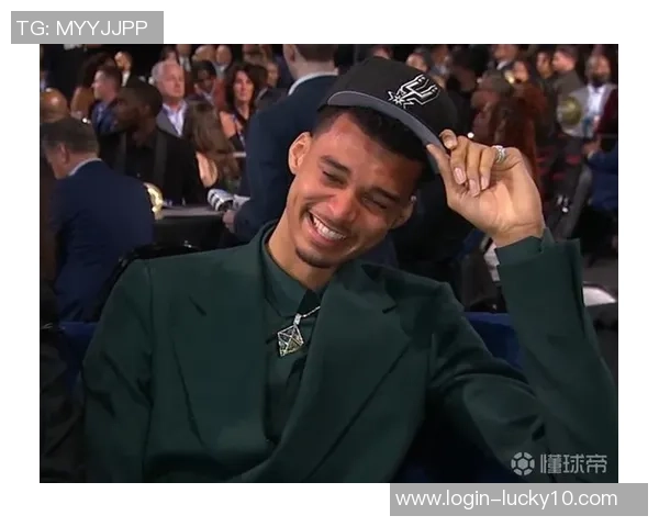 文班亚马新秀赛季表现抢眼场均20分10篮板3盖帽领跑联盟